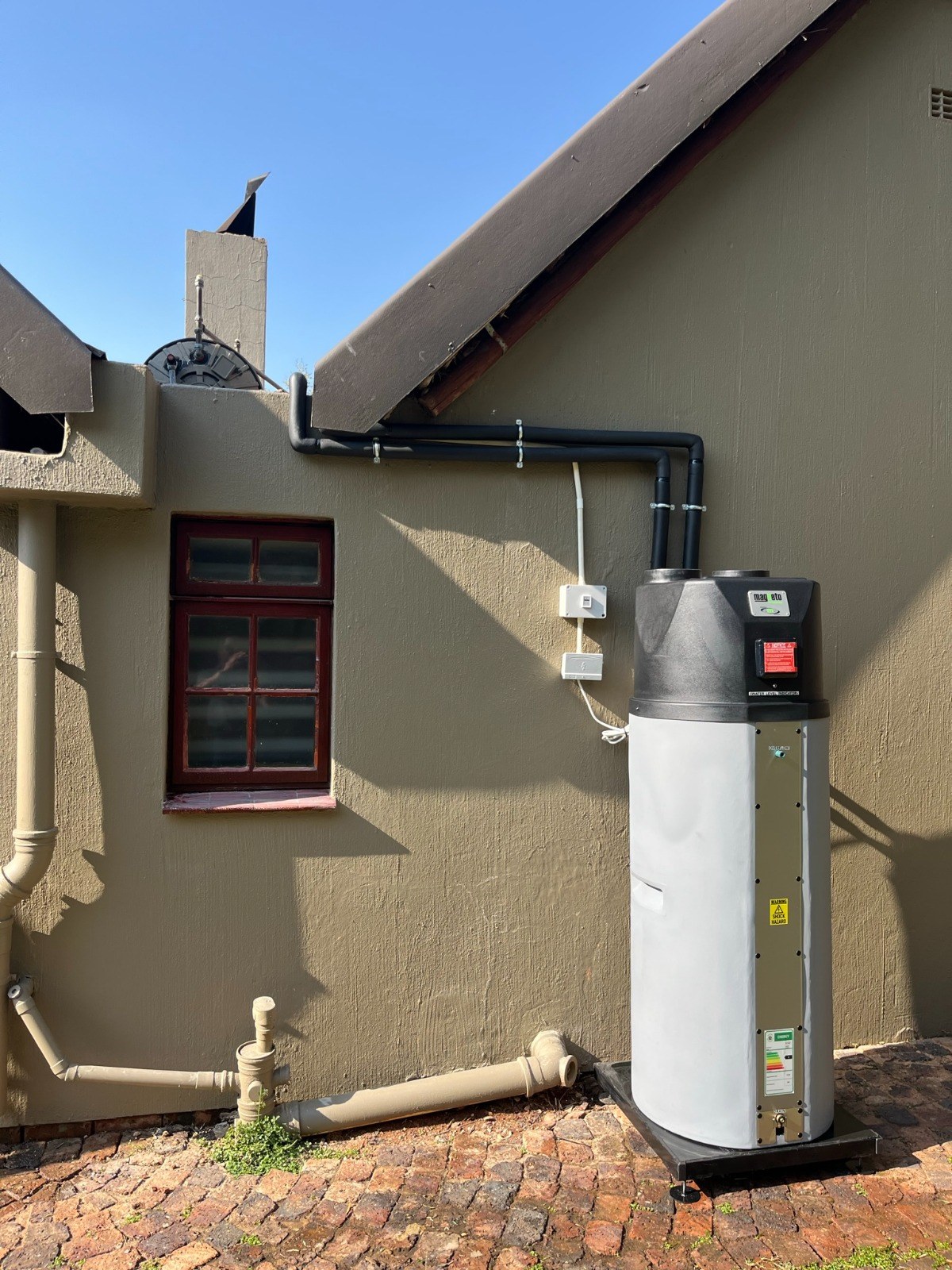 Outdoor residential Magneto geyser installation